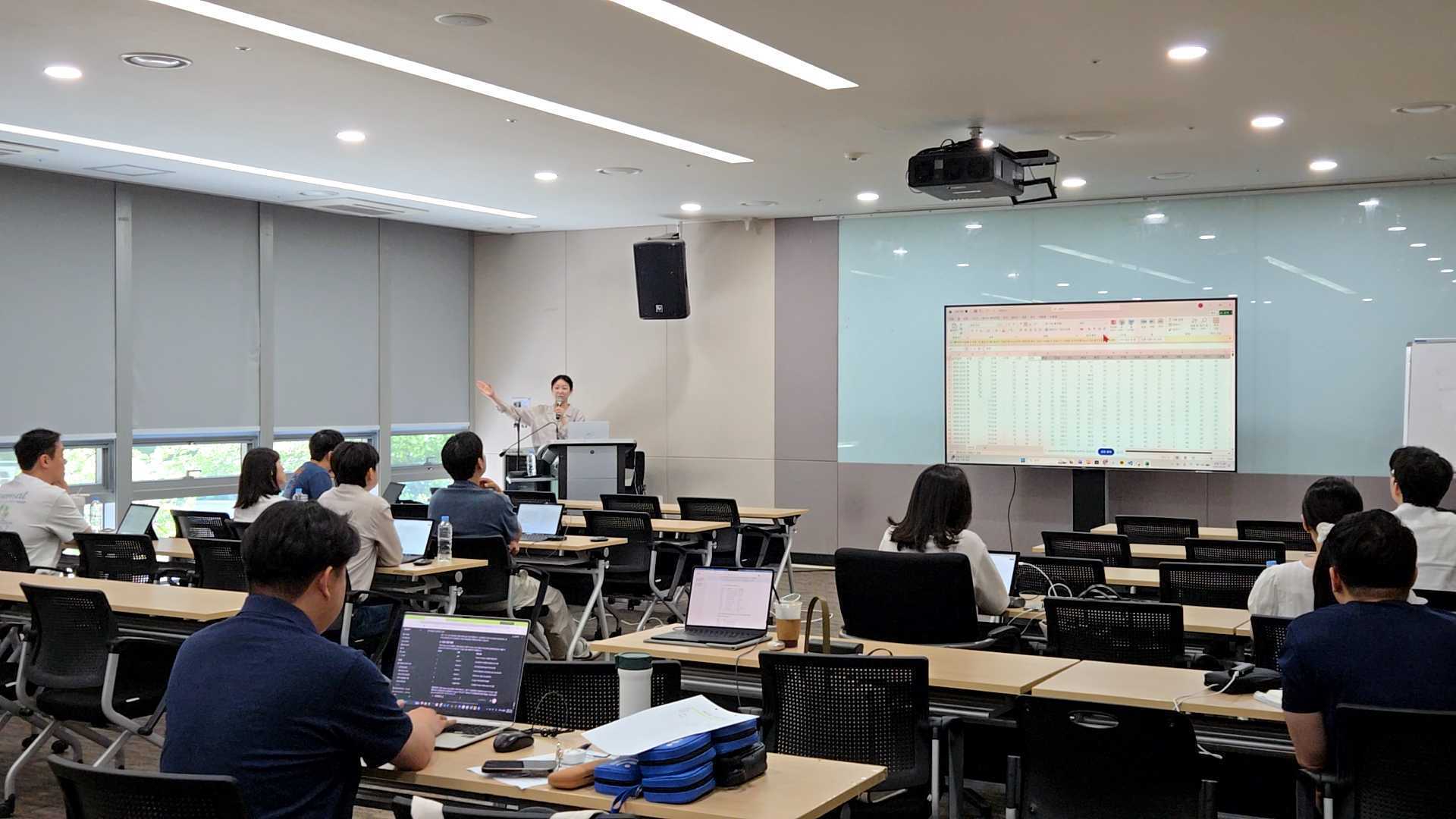 전소현 강사의 설명과 함께 노트북으로 실습하는 교육 현장